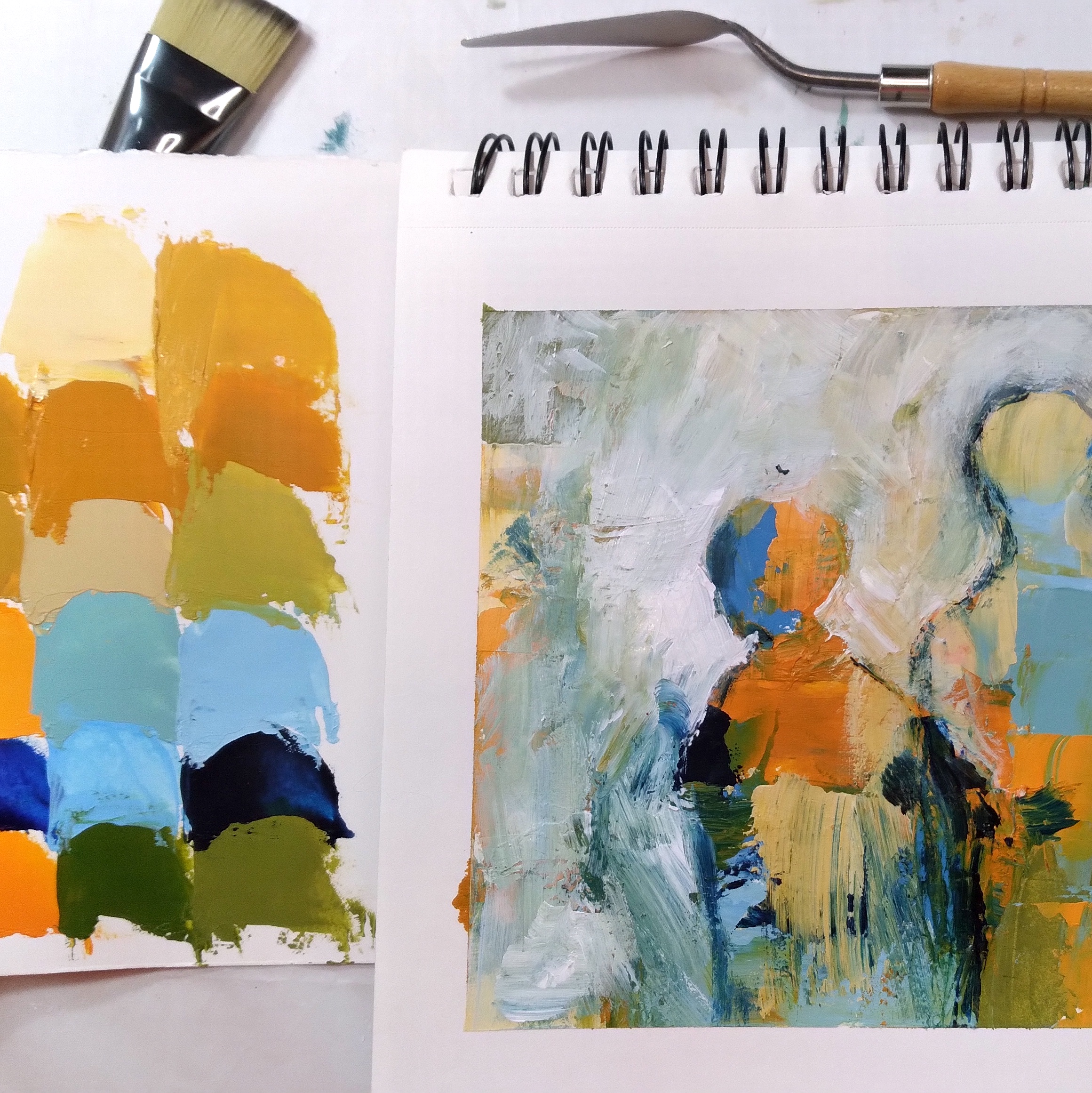 Palette de couleurs personnalisée et silhouettes sur fond abstrait créées dans l'atelier Harmonies personnalisées.